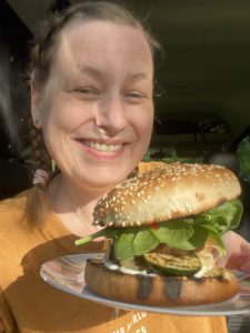 Autorin mit veganem Burger